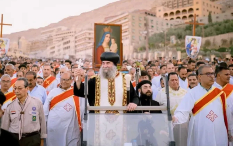 Cientos de miles se congregan en monasterio en Egipto para honrar a la Virgen María