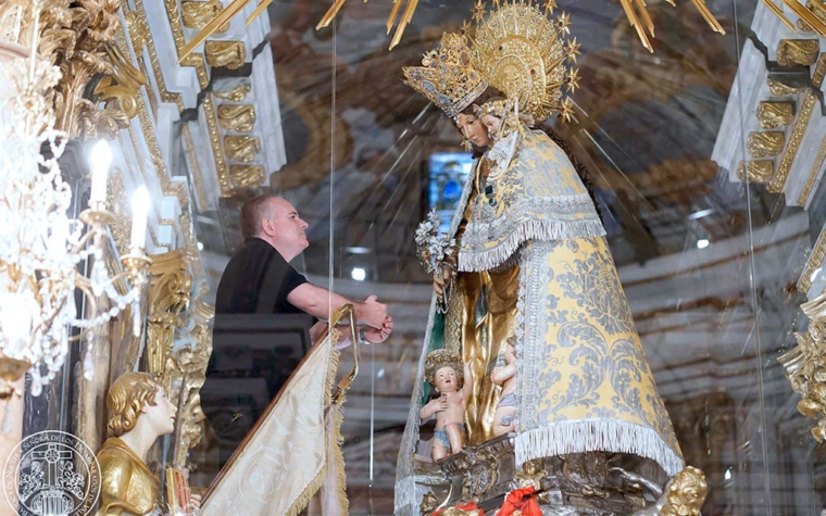 FOTOS: Sacerdotes de Valencia celebran bodas de plata con besamanos a la Virgen de los Desamparados