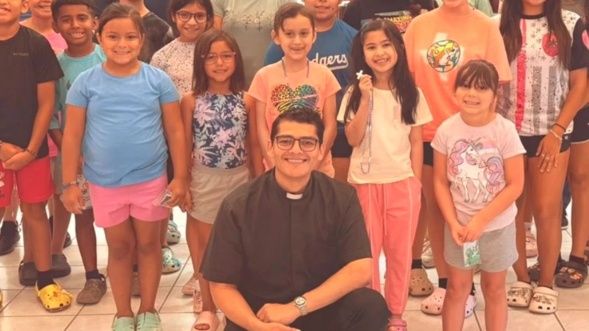 Sacerdote católico mexicano es obligado a abandonar EE.UU. por retrasos en visas y negación de residencia