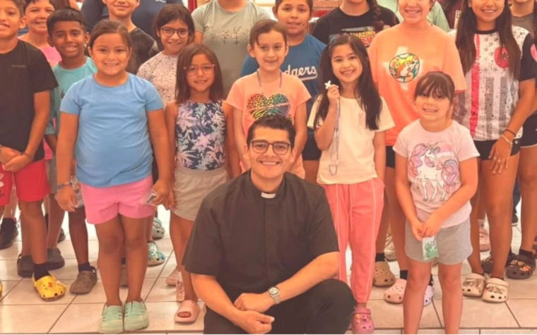 Sacerdote católico mexicano es obligado a abandonar EE.UU. por retrasos en visas y negación de residencia
