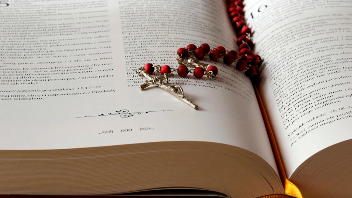 “Perseverantes en la Comunión”: guía práctica para vivir el Mes de la Biblia