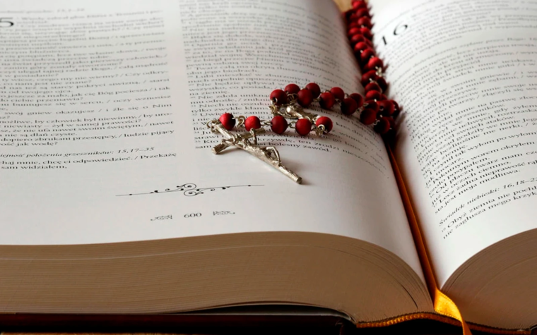 “Perseverantes en la Comunión”: guía práctica para vivir el Mes de la Biblia
