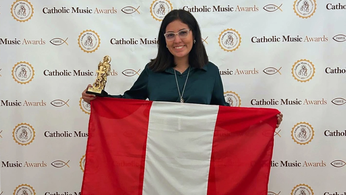 Nathalí Paredes, periodista de EWTN, gana premio internacional por su canto al Corazón de Jesús