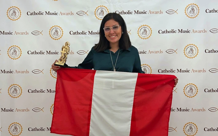 Nathalí Paredes, periodista de EWTN, gana premio internacional por su canto al Corazón de Jesús