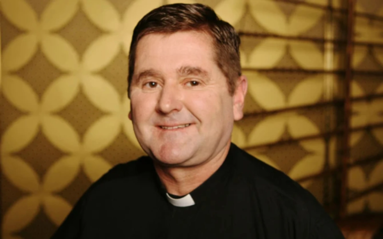 Muere sacerdote que transformó la vida de miles de jóvenes sin hogar en Australia
