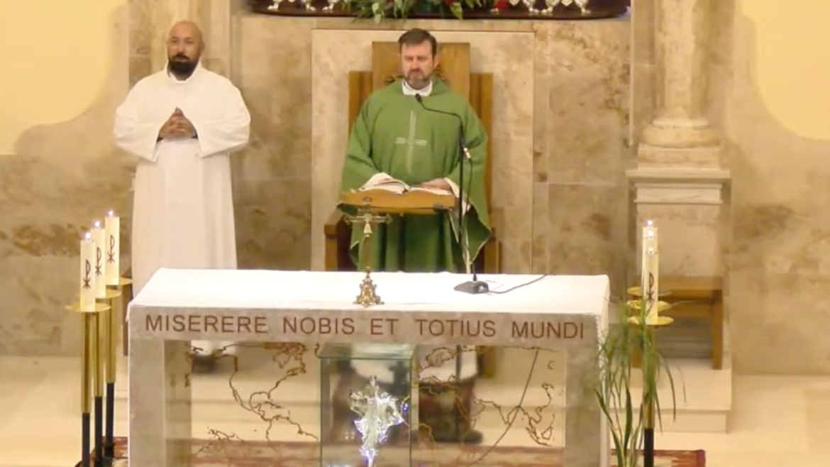 La Misa viral de un cura español: "Los derechos escatimados al pobre, Dios no los olvida”