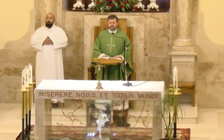 La Misa viral de un cura español: "Los derechos escatimados al pobre, Dios no los olvida”