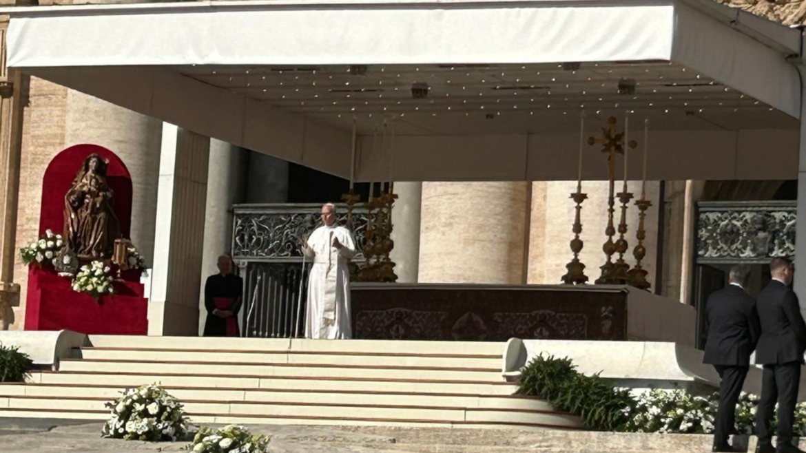 El Papa saluda por sorpresa a los peregrinos antes de la canonización de Acutis y Frassati