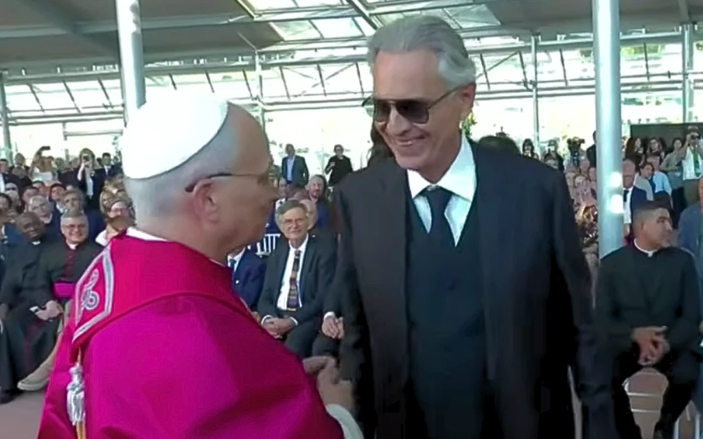 Andrea Bocelli: El Papa León XIV es “un faro para guiarnos en estos tiempos complejos”