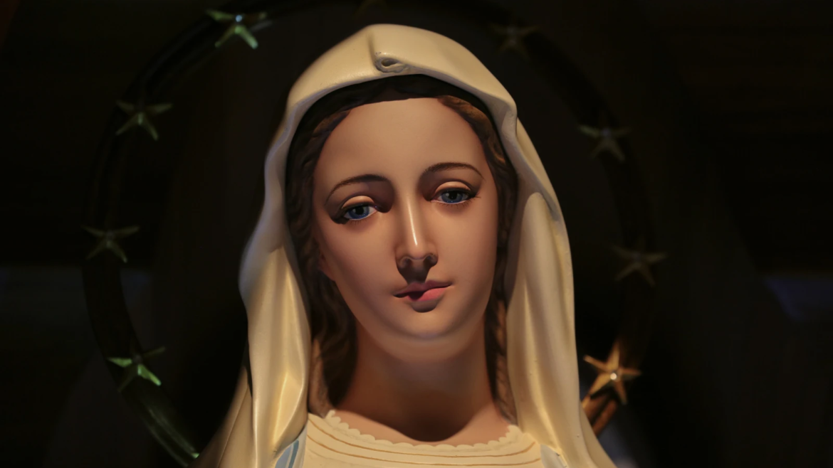 Los fieles celebran en redes sociales el cumpleaños de la Virgen María
