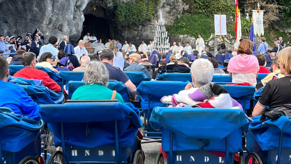 El Santuario de Lourdes renueva sus carros azules, “símbolo del servicio a los más frágiles”