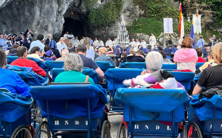 El Santuario de Lourdes renueva sus carros azules, “símbolo del servicio a los más frágiles”