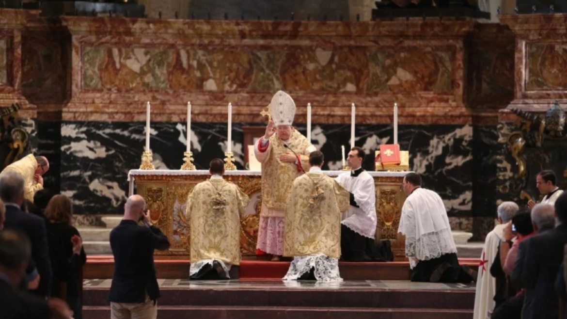 El Cardenal Burke celebrará la Misa tradicional en latín en la Basílica de San Pedro