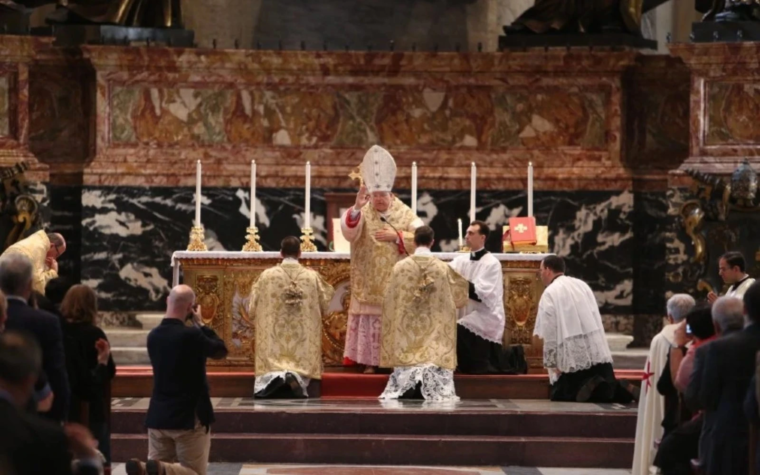 El Cardenal Burke celebrará la Misa tradicional en latín en la Basílica de San Pedro
