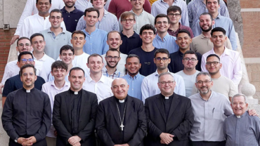 Arzobispo de Valencia en España da la bienvenida a 17 nuevos seminaristas