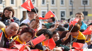 China reconoce a dos obispos "clandestinos" pero estaría suscitando tensiones entre católicos