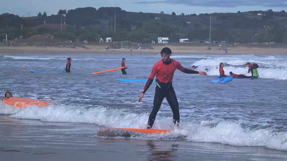 Noviazgo y surf: un campamento para aprender de Dios sobre el amor humano