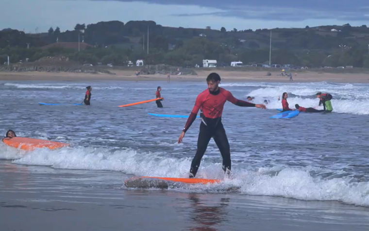 Noviazgo y surf: un campamento para aprender de Dios sobre el amor humano
