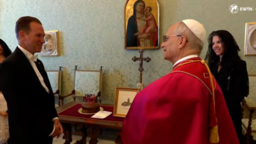León XIV recibe un pastel de cumpleaños del nuevo embajador de Estados Unidos en el Vaticano