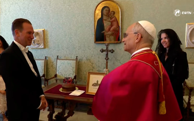 León XIV recibe un pastel de cumpleaños del nuevo embajador de Estados Unidos en el Vaticano