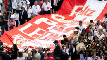 Peruanos de Chiclayo homenajean al Papa León XIV en su 70 cumpleaños con procesión en Roma