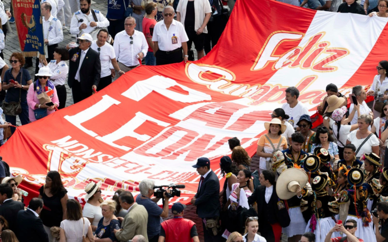 Peruanos de Chiclayo homenajean al Papa León XIV en su 70 cumpleaños con procesión en Roma