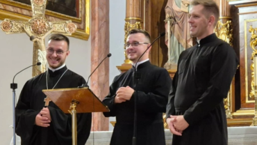 Tres sacerdotes ucranianos emocionan con sus cantos en España