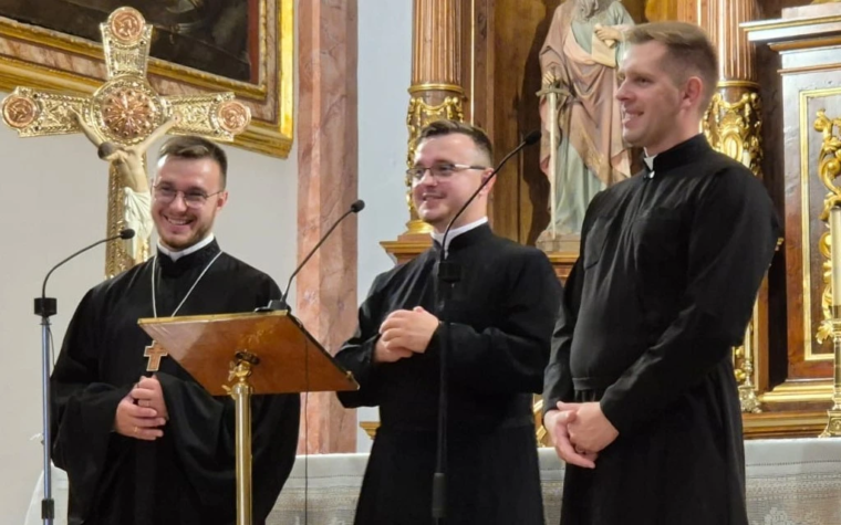 Tres sacerdotes ucranianos emocionan con sus cantos en España