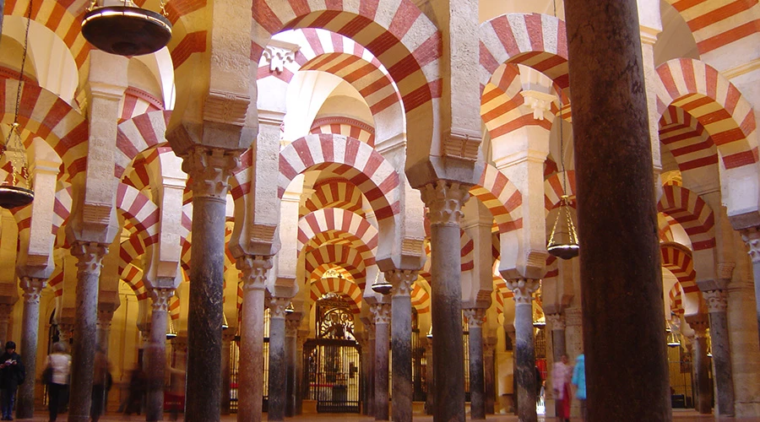 Detenido tras realizar 20 amenazas de bomba contra la Catedral de Córdoba en España
