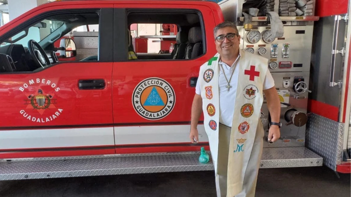 Dan el último adiós a sacerdote capellán de los servicios de emergencia en Jalisco, México
