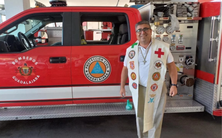 Dan el último adiós a sacerdote capellán de los servicios de emergencia en Jalisco, México