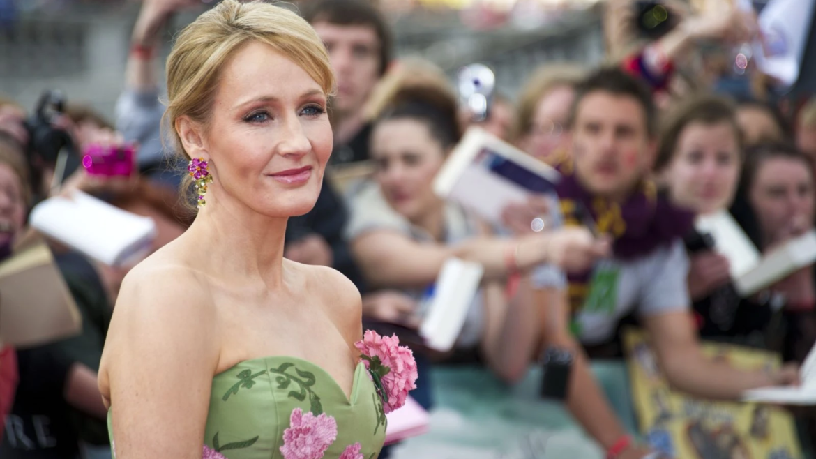 J.K. Rowling pide consejos sobre la fe y dice que tiene un "vacío con forma de Dios dentro de mí"