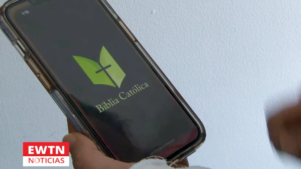 Mes de la Biblia: tres apps para meditar la Palabra de Dios cada día