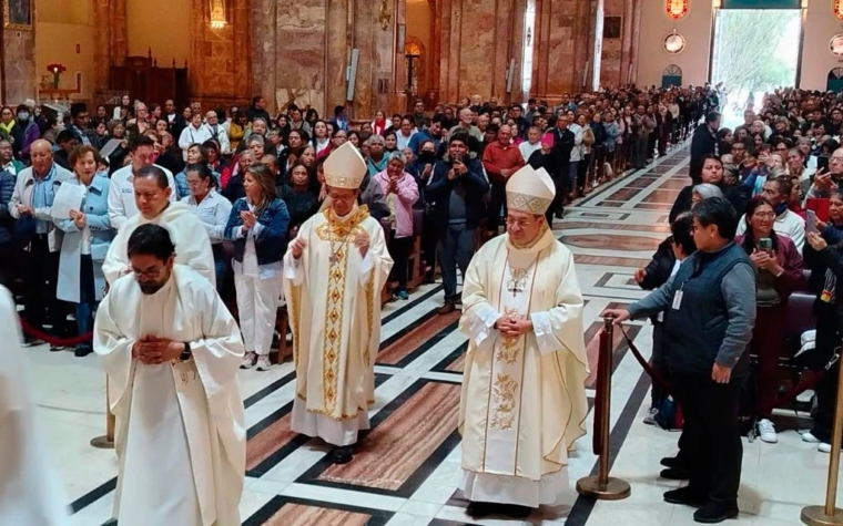 100.000 marchan por el agua en Ecuador: Cardenal plantea 4 principios básicos ante la minería