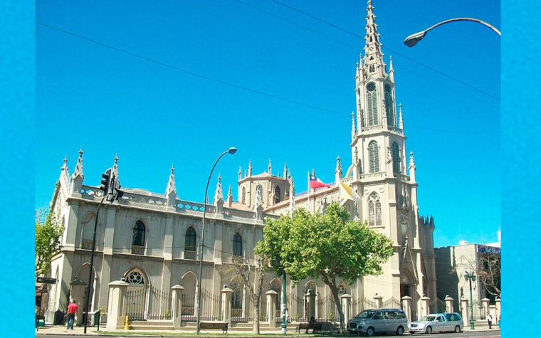 Incendio en histórica iglesia carmelita en Viña del Mar deja daños estructurales