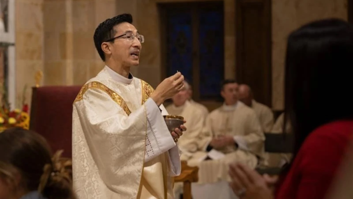 Sacerdote muere al caer de un techo en su parroquia en EE.UU.: Arzobispo pide oraciones