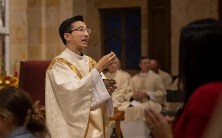 Sacerdote muere al caer de un techo en su parroquia en EE.UU.: Arzobispo pide oraciones
