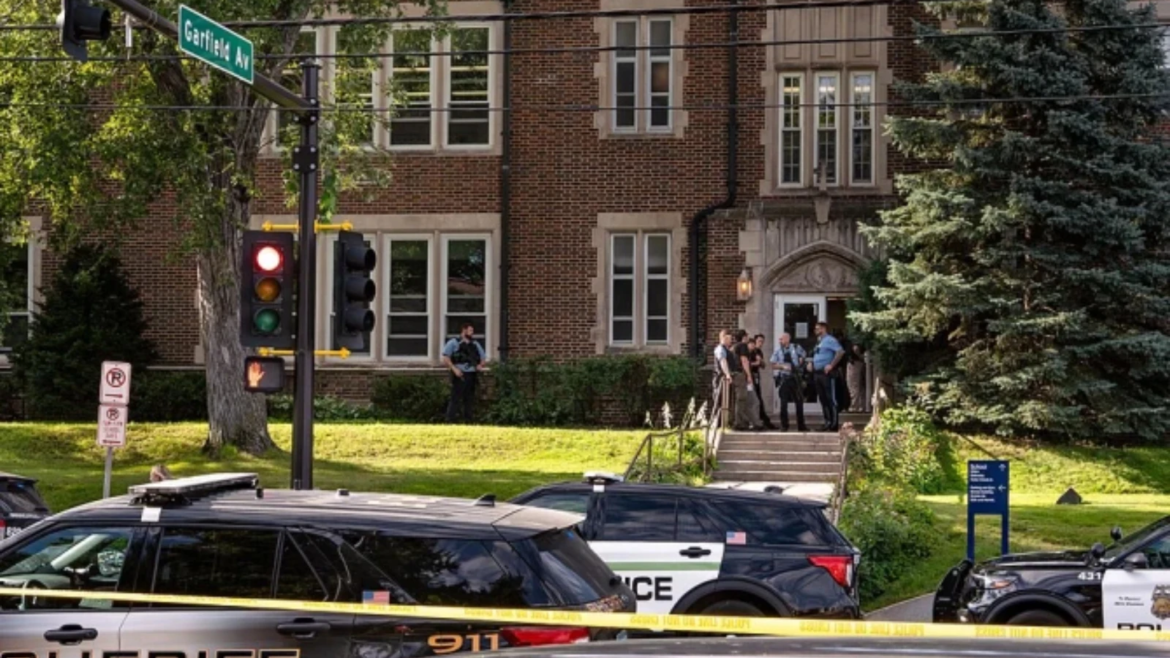 Madres exigen prohibir armas de asalto tras tiroteo en escuela católica de Minneapolis