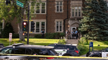 Madres exigen prohibir armas de asalto tras tiroteo en escuela católica de Minneapolis