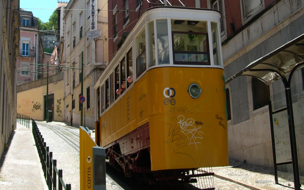 Patriarca de Lisboa reza por los muertos y heridos en trágico accidente de emblemático funicular