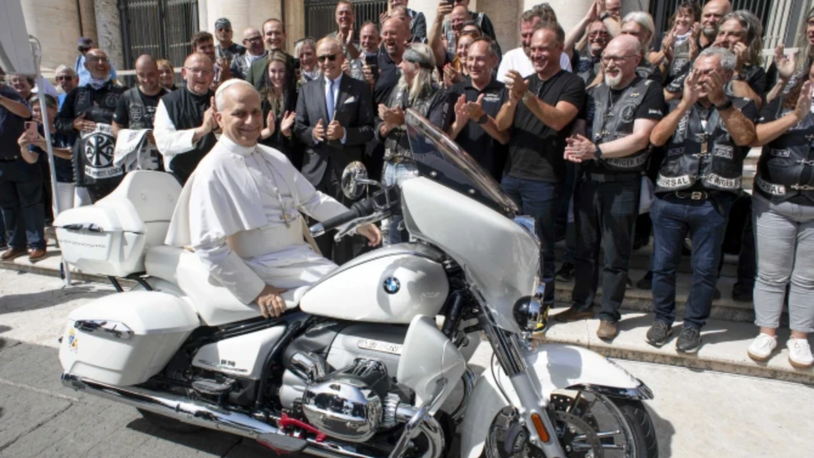 Papa León XIV bendice motocicleta de los “Jesus Bikers” que será subastada para ayudar a niños en Madagascar
