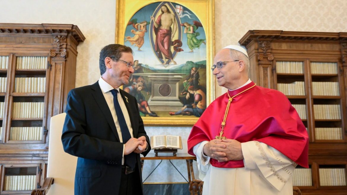 León XIV recibe al presidente israelí en el Vaticano en medio de tensiones por la ofensiva en Gaza
