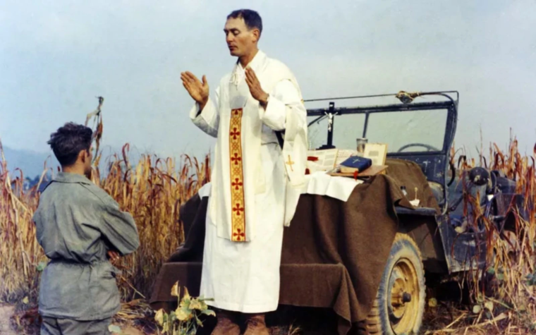 75 años después: La icónica foto de la “Misa en el Jeep” con el P. Kapaun sigue inspirando esperanza