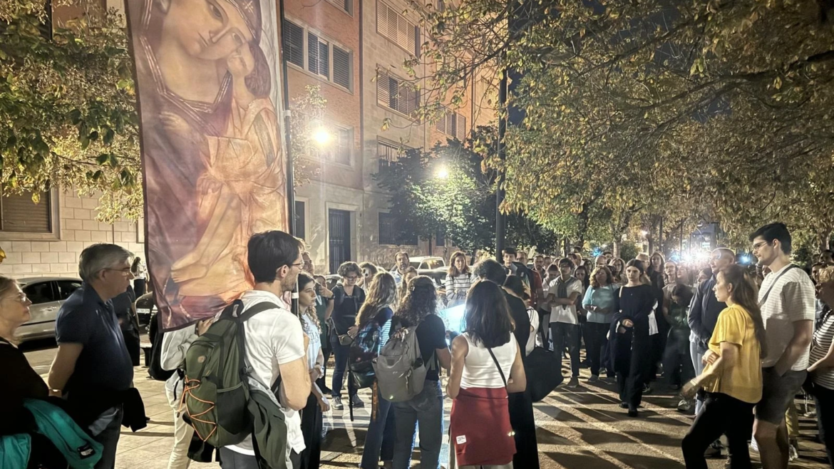 Parroquia emula la conquista de Jericó rodeando con rezos su ciudad durante la noche