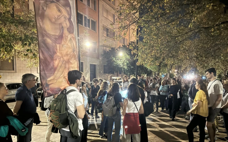 Parroquia emula la conquista de Jericó rodeando con rezos su ciudad durante la noche