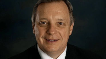Senador rechaza reconocimiento de la Arquidiócesis de Chicago tras reacción global por sus posturas proaborto