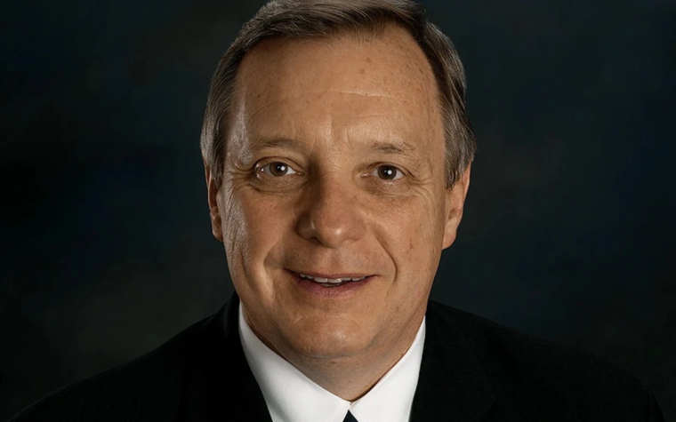 Senador rechaza reconocimiento de la Arquidiócesis de Chicago tras reacción global por sus posturas proaborto
