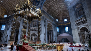 Hombre profana el altar de la Basílica de San Pedro en el Vaticano