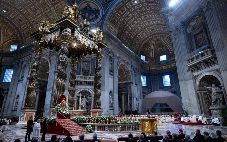 Hombre profana el altar de la Basílica de San Pedro en el Vaticano
