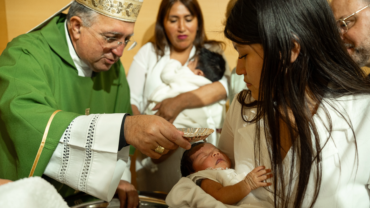 El Obispo de Getafe bautiza a 17 niños rescatados del aborto: Están hechos para el cielo